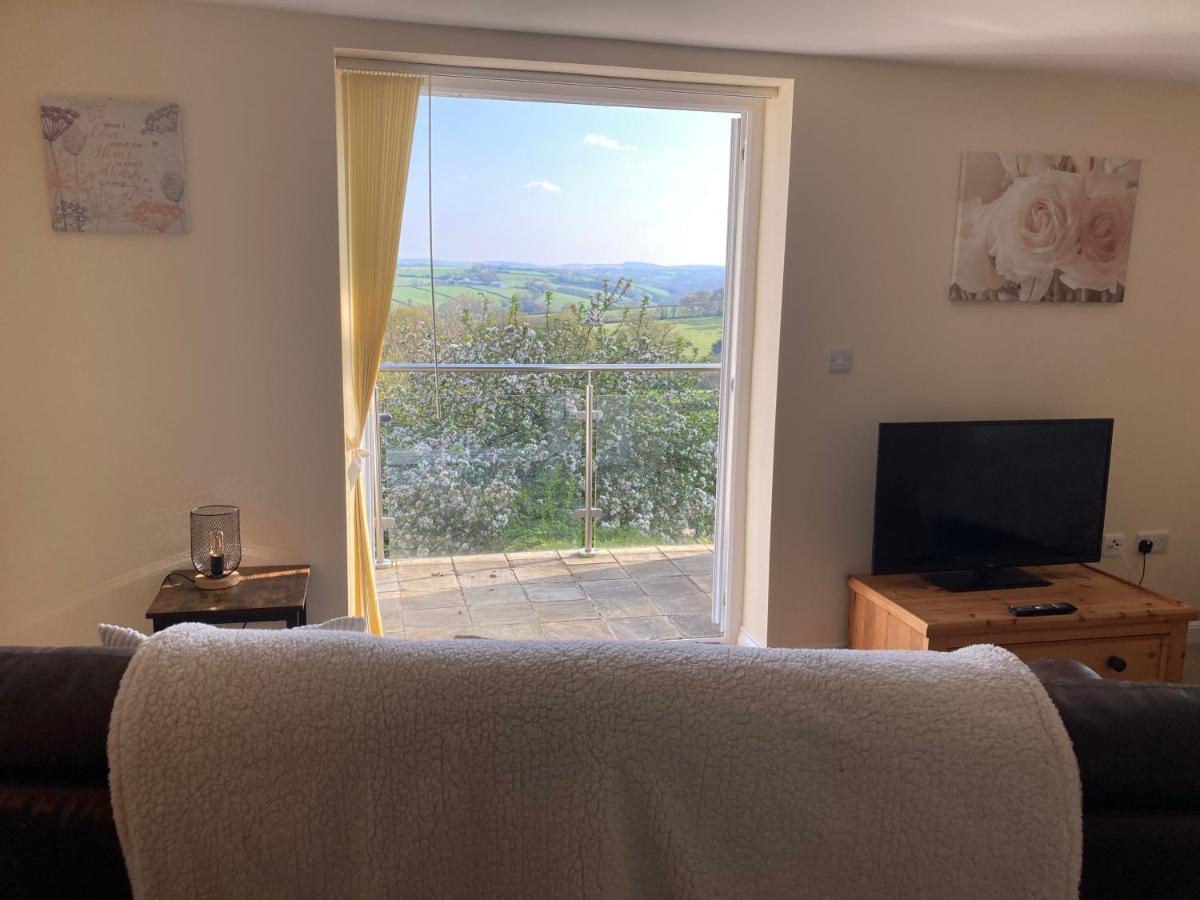 East Hillerton House Guest House Crediton Bagian luar foto